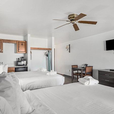 Snyders Shoreline Inn Ludington Bagian luar foto