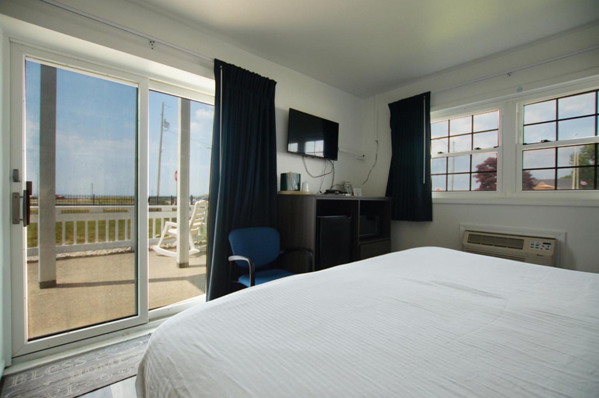 Snyders Shoreline Inn Ludington Bagian luar foto
