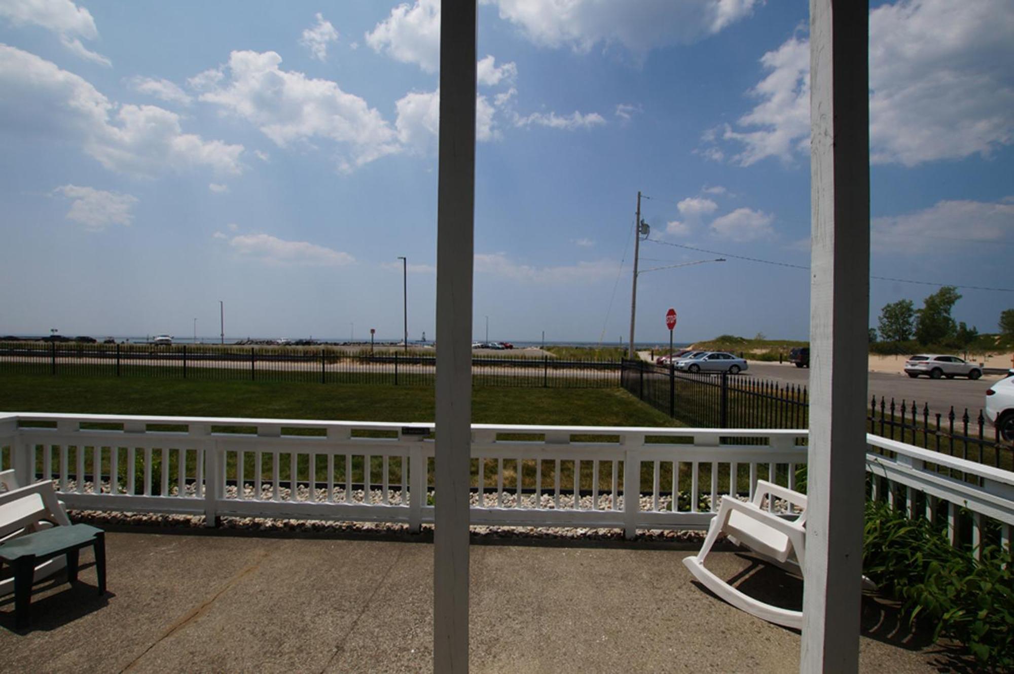 Snyders Shoreline Inn Ludington Bagian luar foto