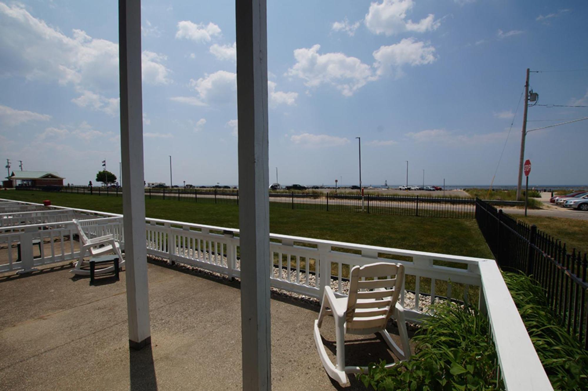 Snyders Shoreline Inn Ludington Bagian luar foto