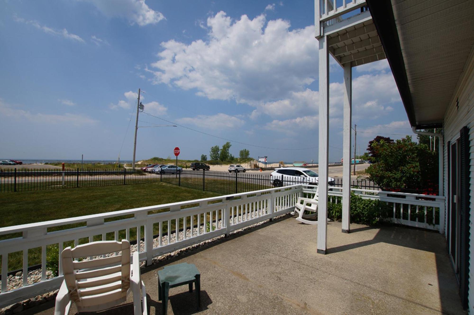 Snyders Shoreline Inn Ludington Bagian luar foto