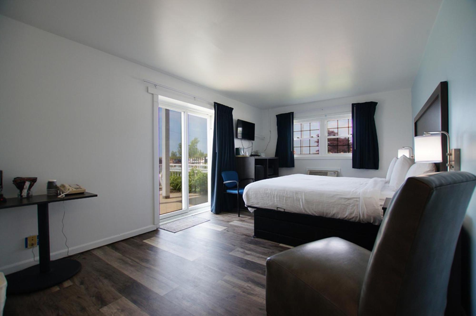 Snyders Shoreline Inn Ludington Bagian luar foto