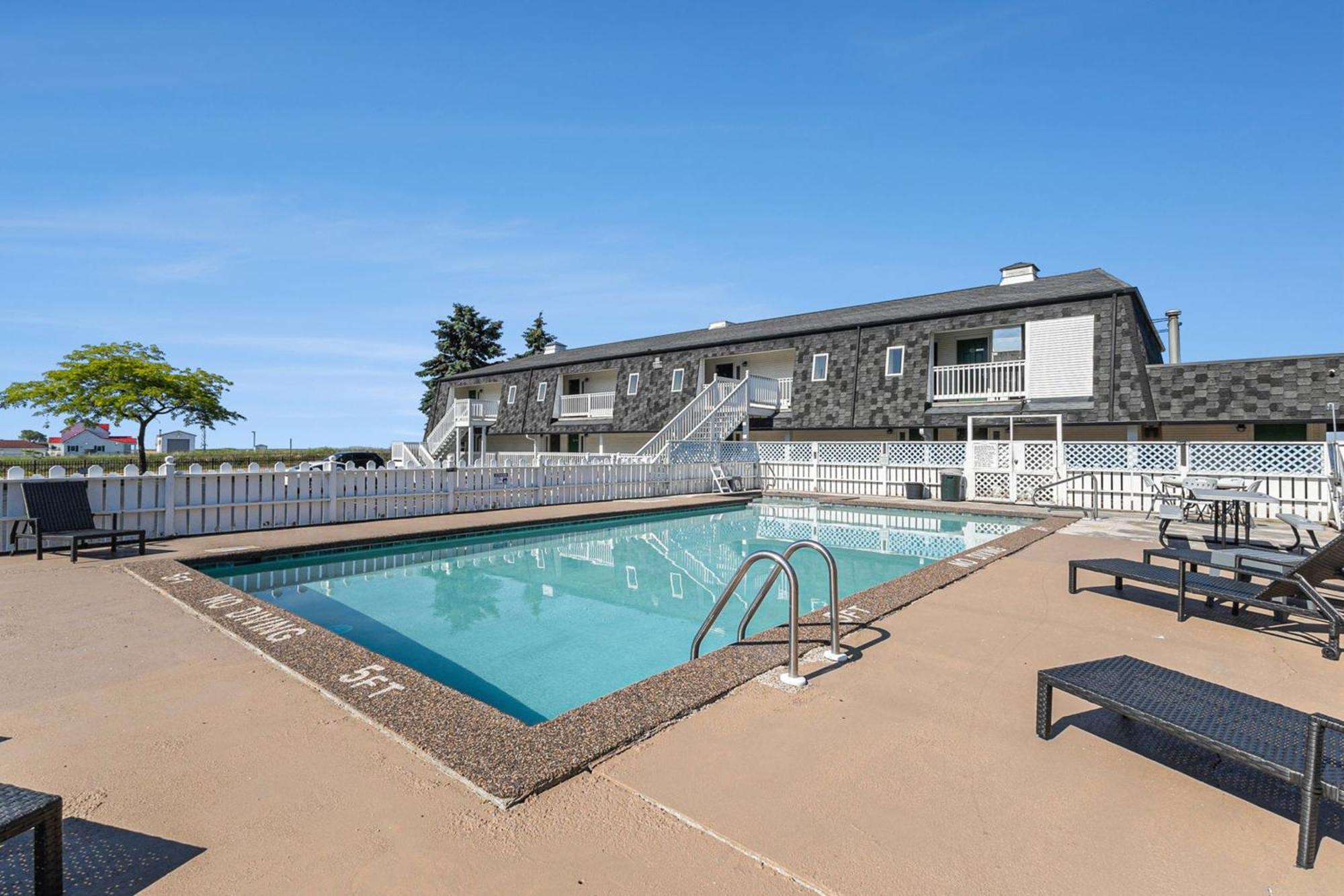 Snyders Shoreline Inn Ludington Bagian luar foto