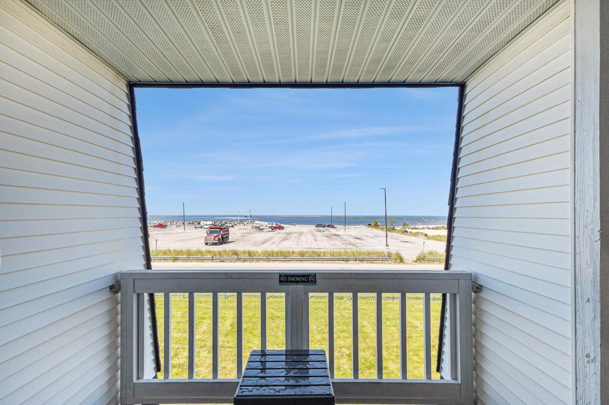 Snyders Shoreline Inn Ludington Bagian luar foto