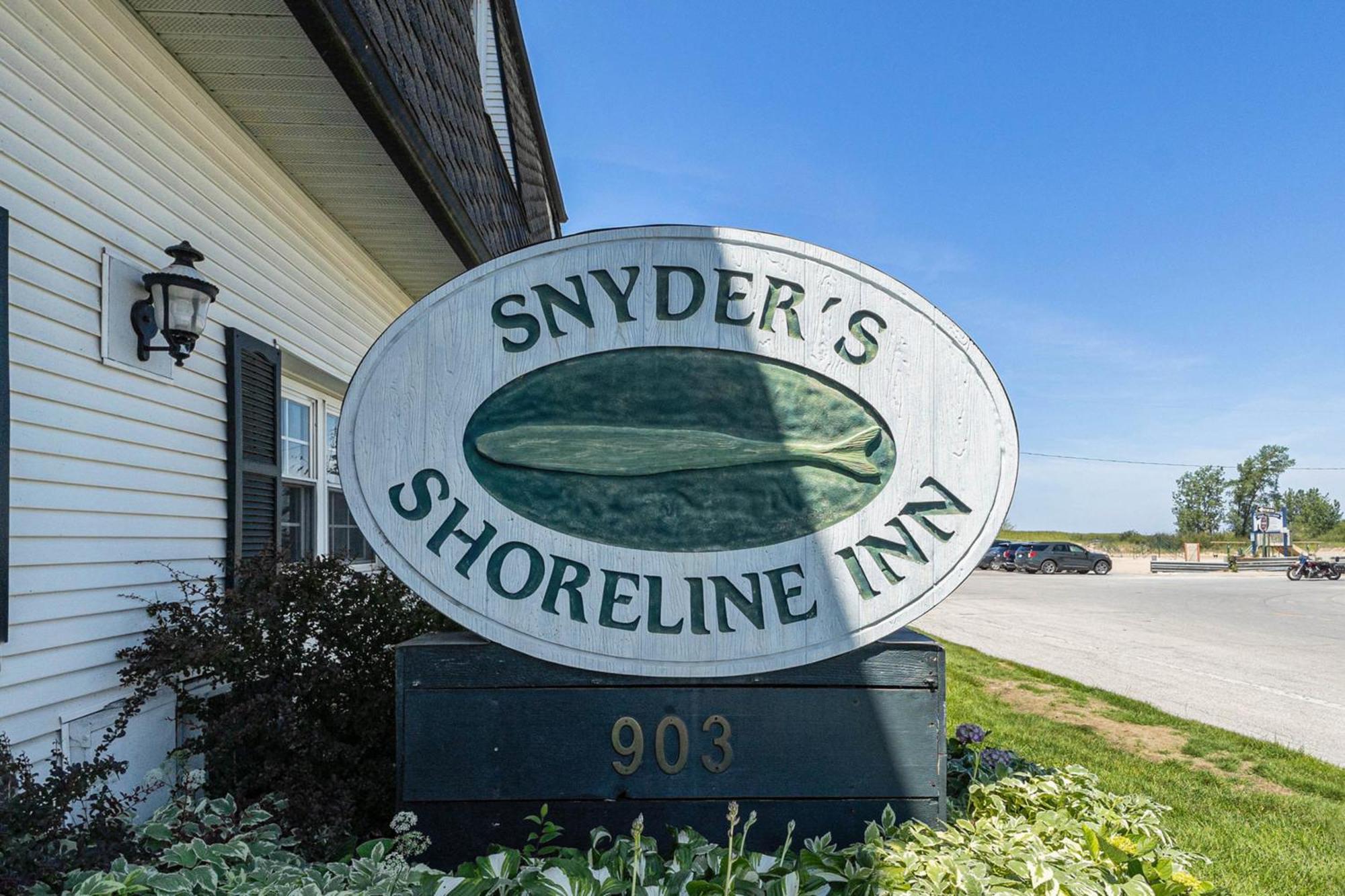 Snyders Shoreline Inn Ludington Bagian luar foto