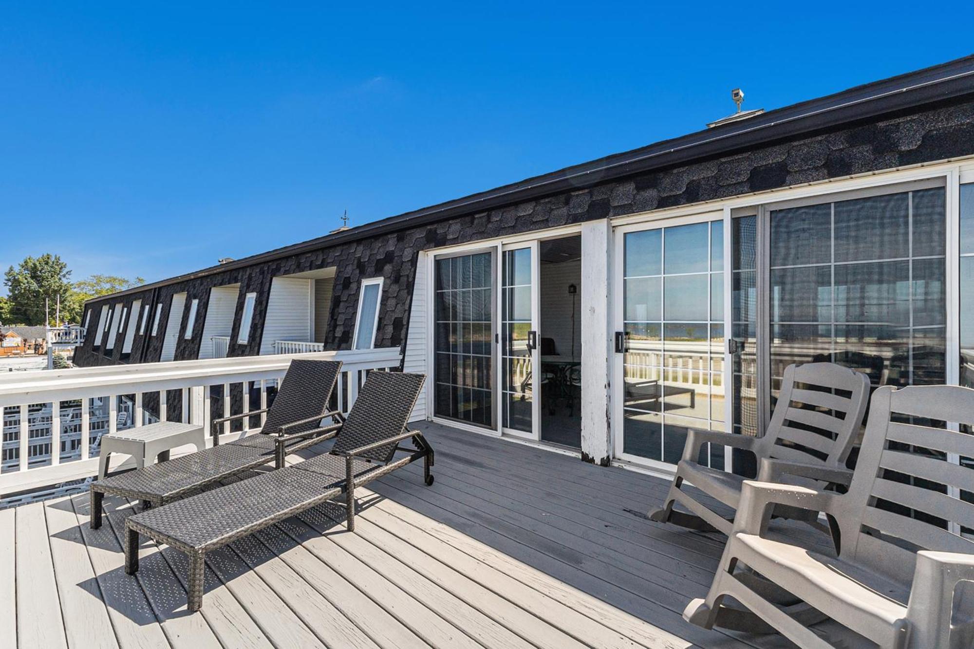 Snyders Shoreline Inn Ludington Bagian luar foto
