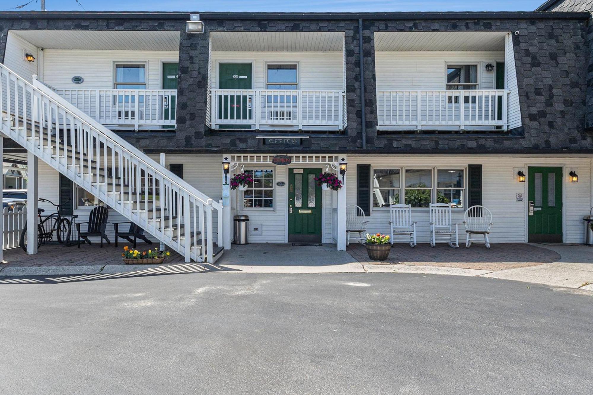 Snyders Shoreline Inn Ludington Bagian luar foto