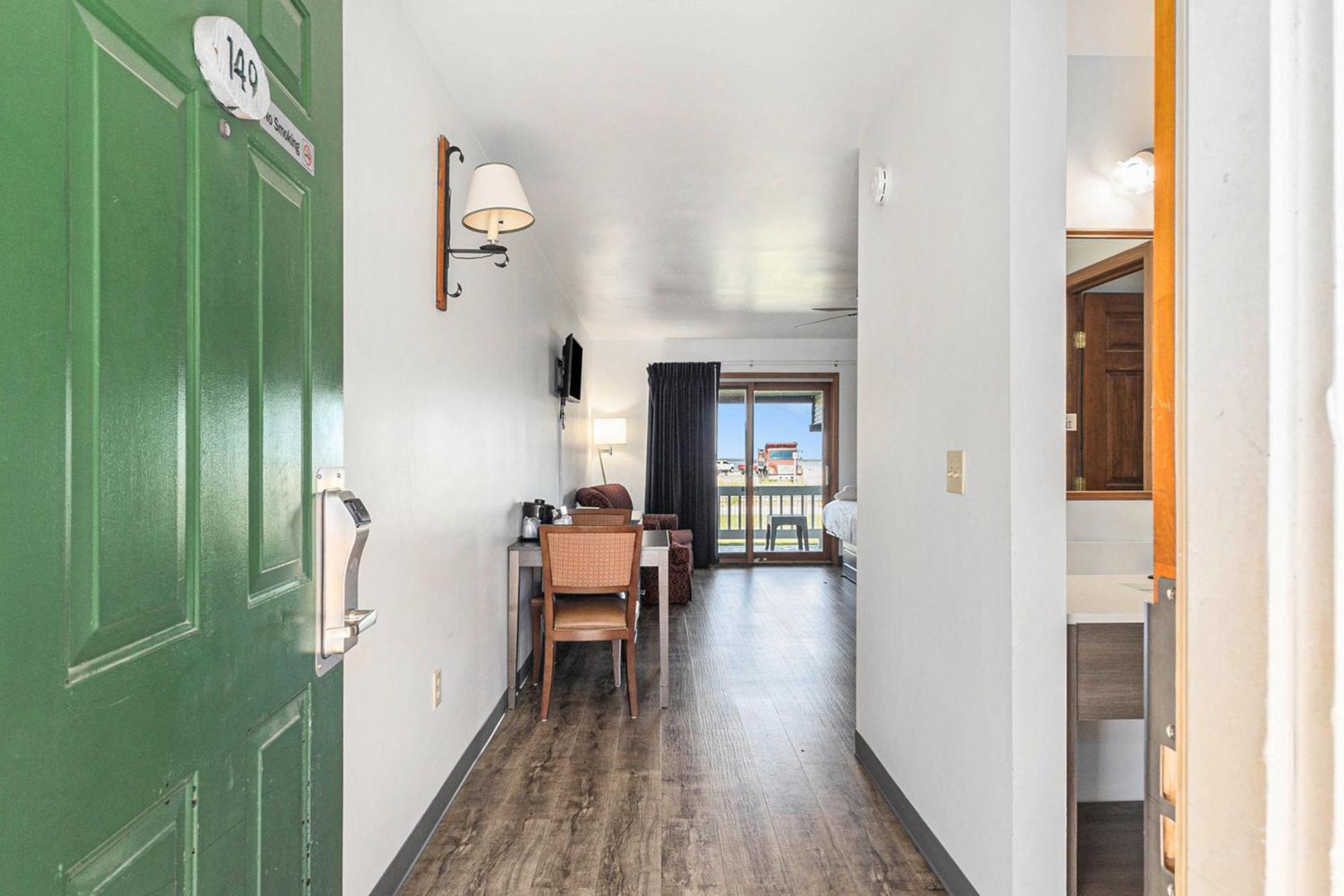 Snyders Shoreline Inn Ludington Bagian luar foto