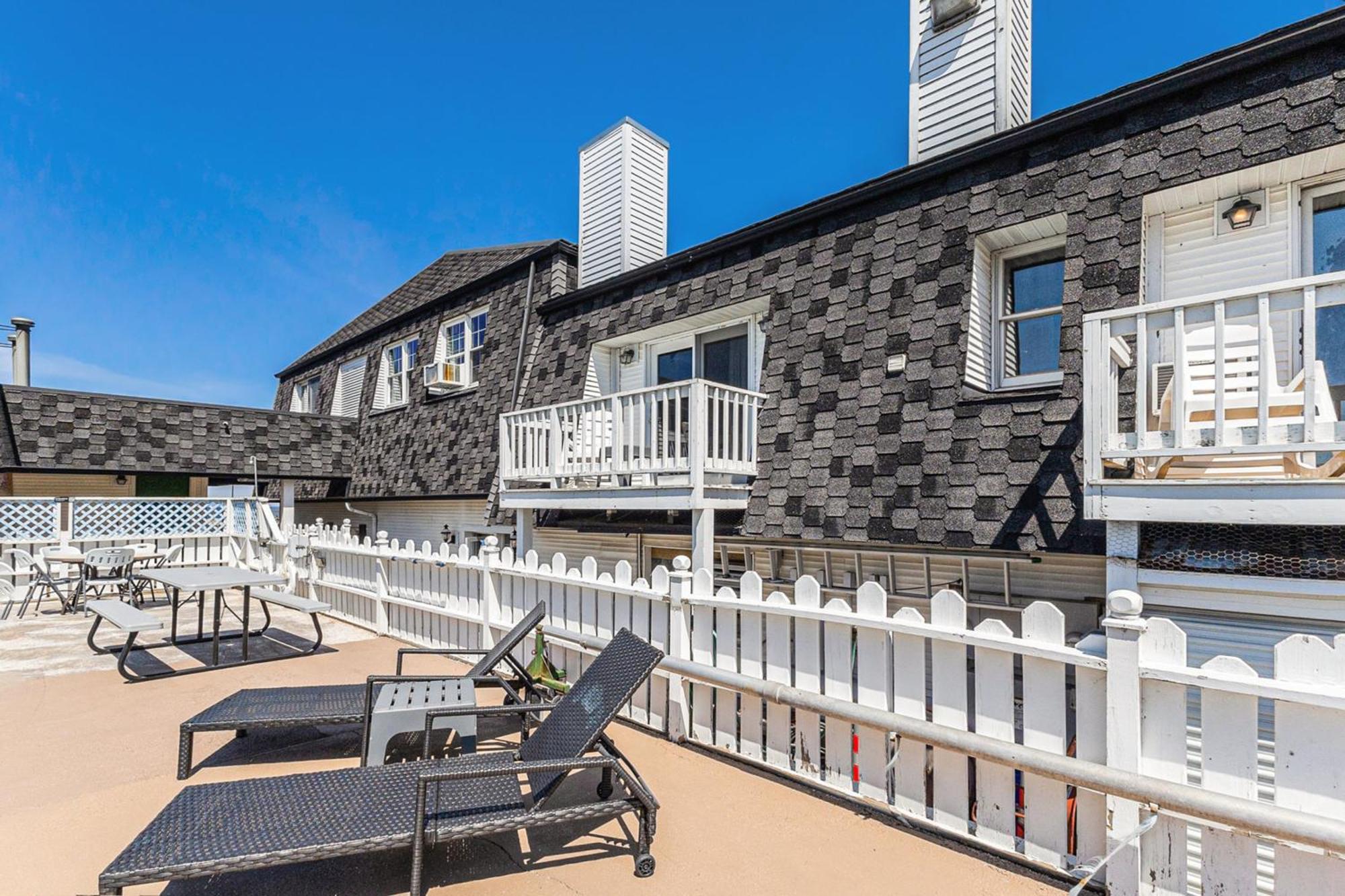 Snyders Shoreline Inn Ludington Bagian luar foto
