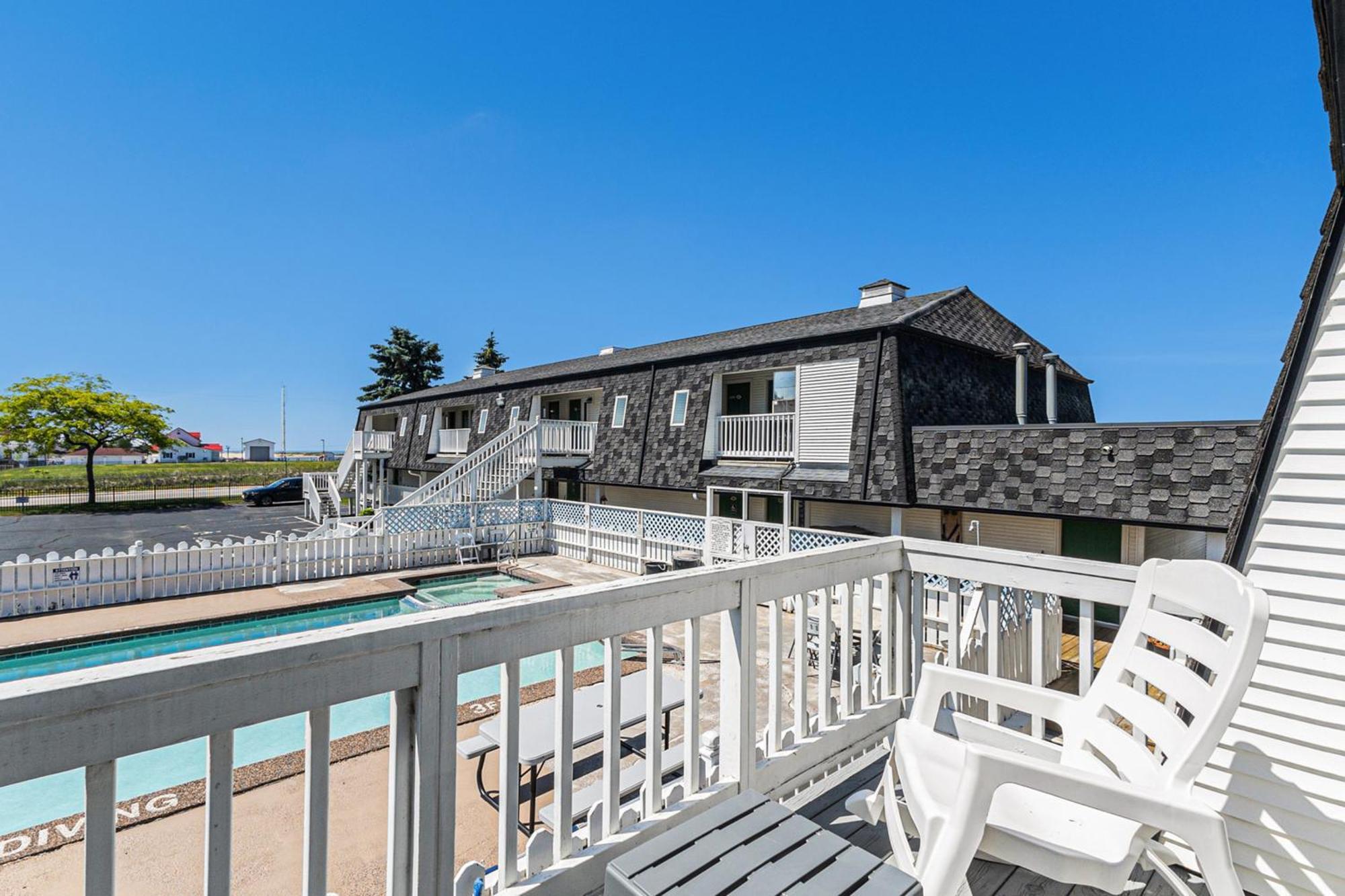 Snyders Shoreline Inn Ludington Bagian luar foto