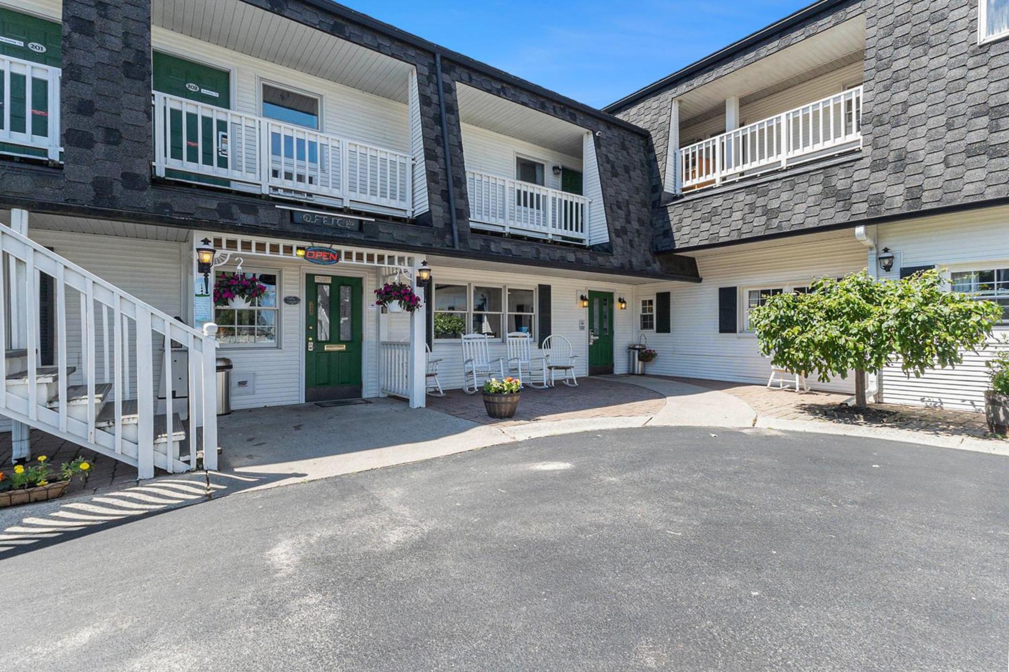 Snyders Shoreline Inn Ludington Bagian luar foto