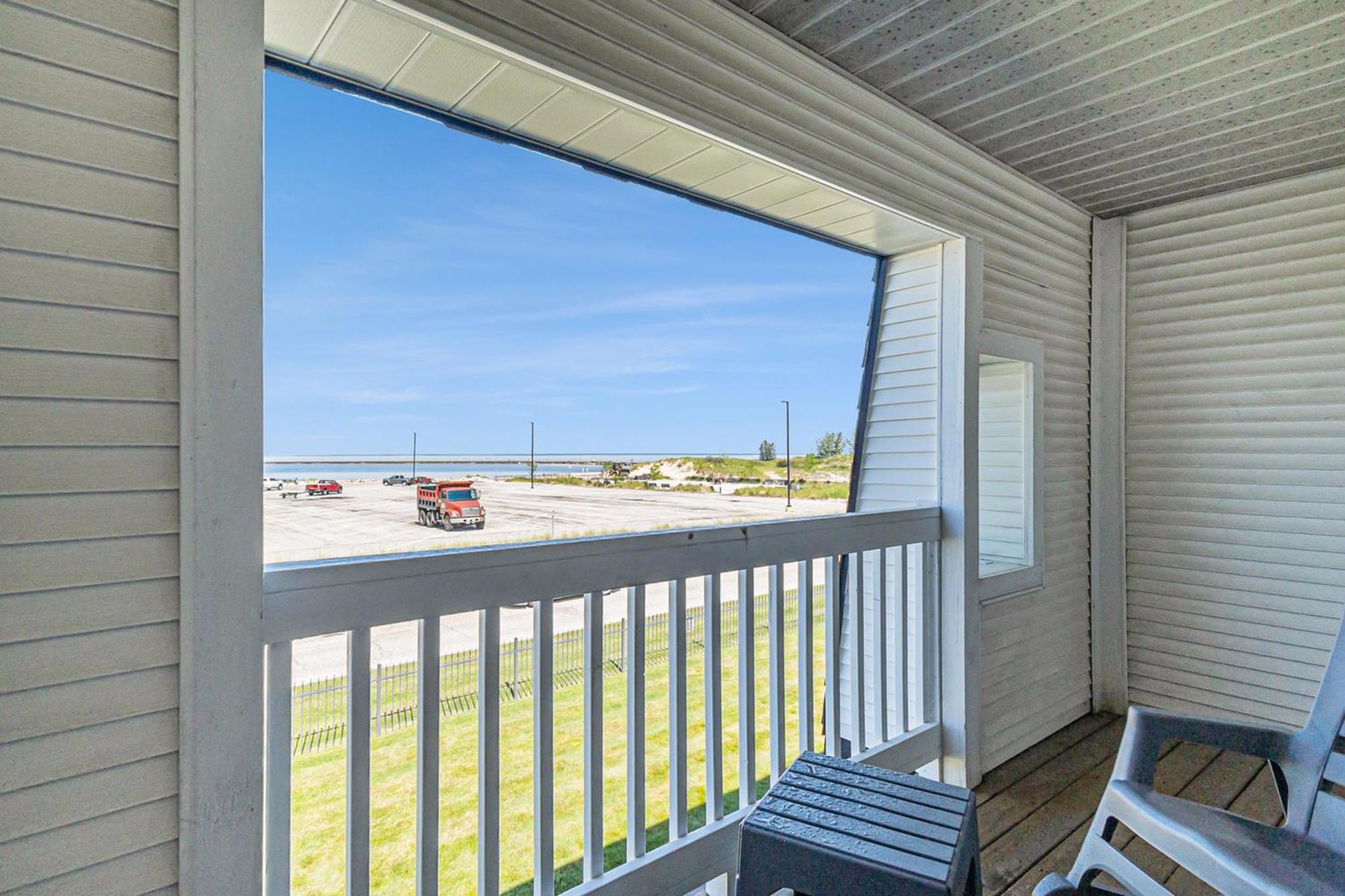Snyders Shoreline Inn Ludington Bagian luar foto