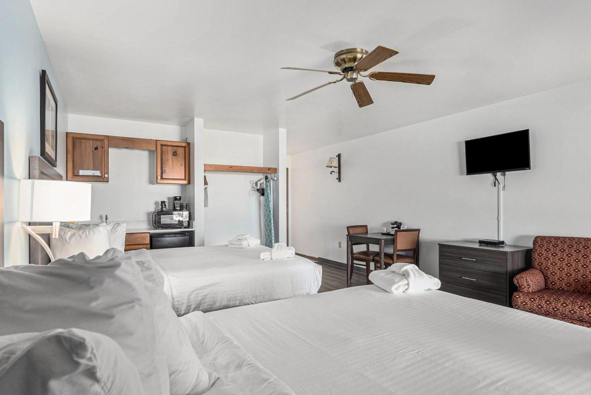 Snyders Shoreline Inn Ludington Bagian luar foto