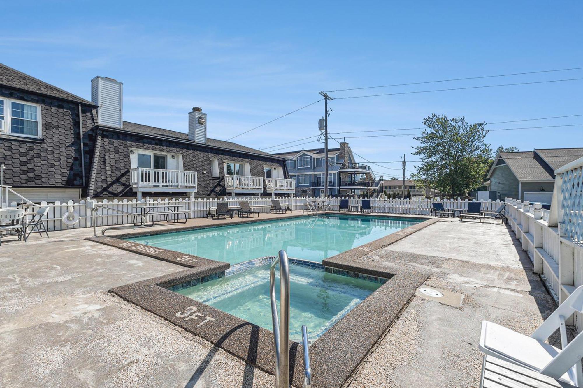Snyders Shoreline Inn Ludington Bagian luar foto