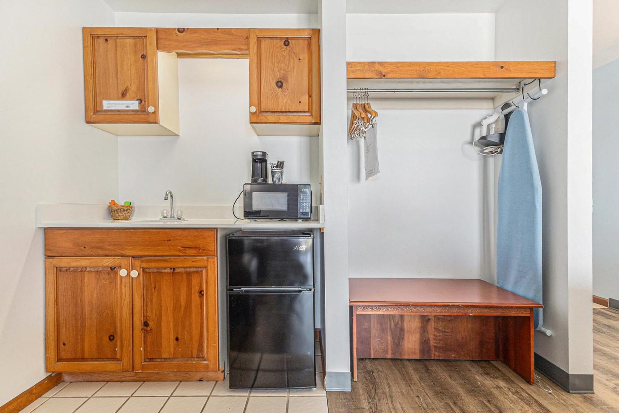 Snyders Shoreline Inn Ludington Bagian luar foto